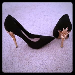 🚨Beautiful black and gold heels
